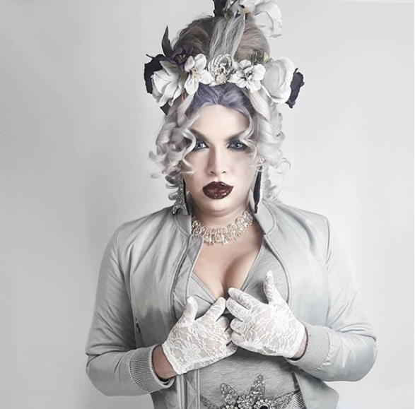 A artista drag queen Mia de Tarso