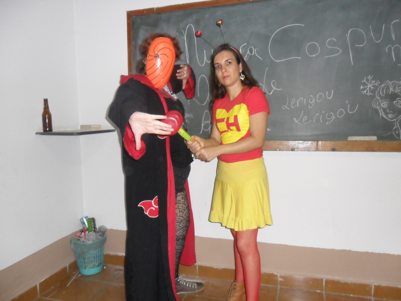 Caroline, com o cosplay de Tobi, e Valquíria Vital, com o cosplay de Chapolin.