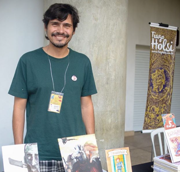 Uma foto do Francisco Costa expondo os seus livros em um evento