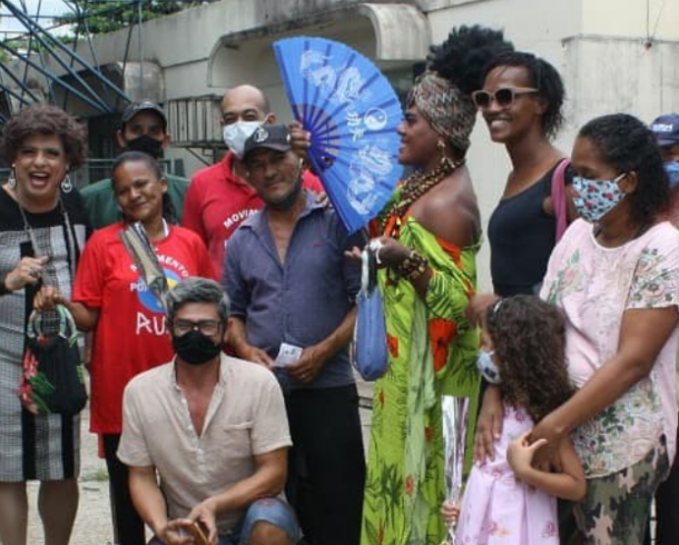 Ação solidária entrega flores, kits de higiene e alimentação para pessoas em situação de rua em Goiânia