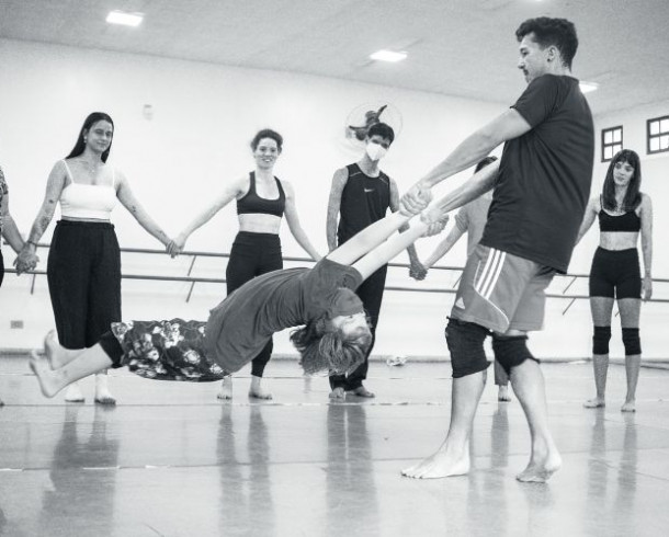 Quasar estreia “Carinhosamente juntos”, novo espetáculo que aproxima bailarinos e pessoas com deficiência física
